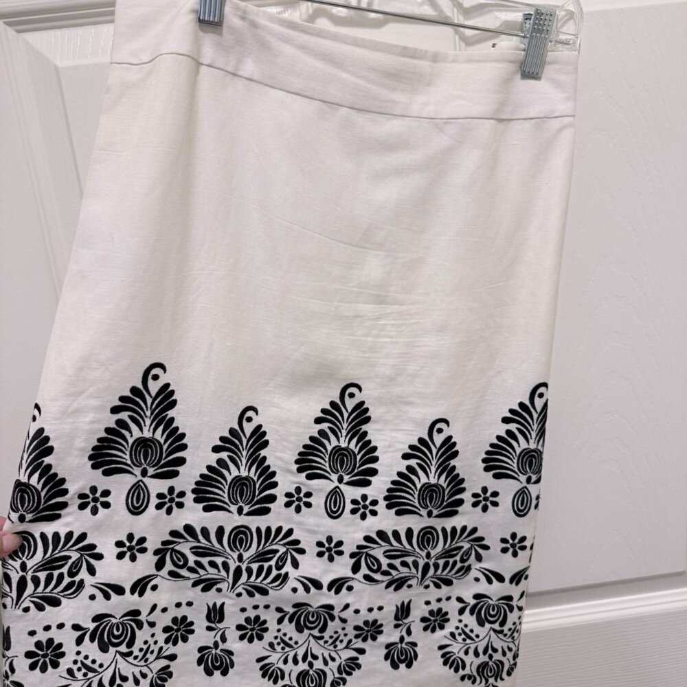 Ann Taylor LOFT Petite White Skirt w/ Black Floral Border Print